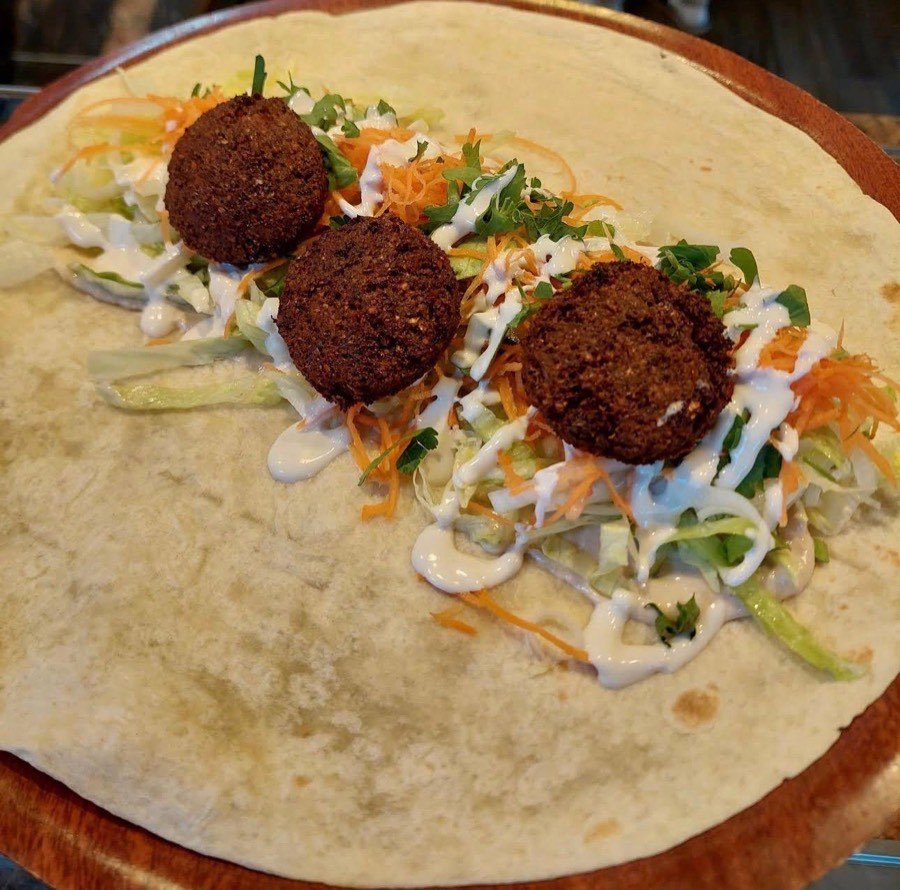 Frisch belegtes Yufka mit Falafel bei Levante Kitchen